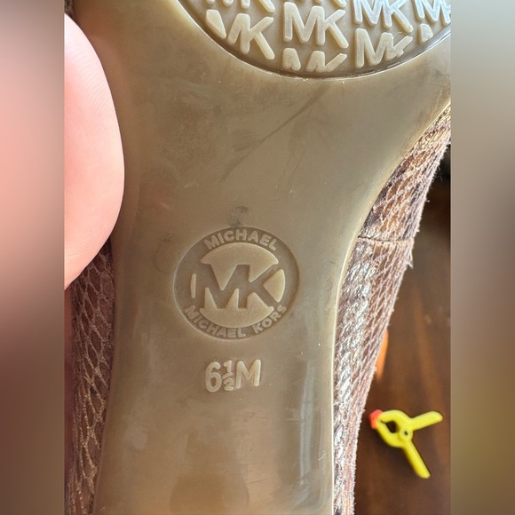 Michael Kors Flex Pumps sz 6.5 Sand Embossed Snakeskin Leather Mid Heels prelove - Picture 8 of 8